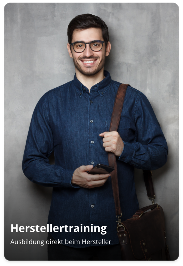 lächelnder Mann mit Brille hält ein Smartphone in der Hand mit dem Text - Herstellertraining - Ausbildung direkt beim Hersteller